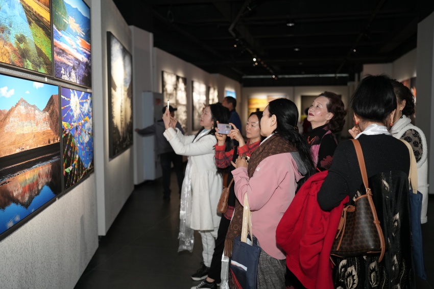 市民正在参观展出作品。主办方供图