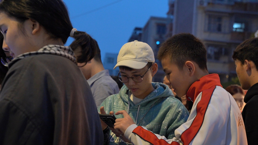 學生與市民進行互動。成都高新公安供圖