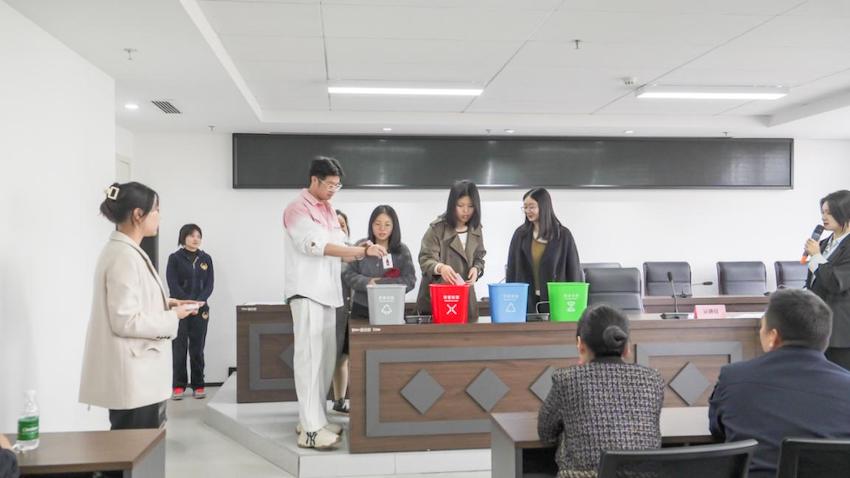 趣味小游戏。成都东部新区综合执法局供图