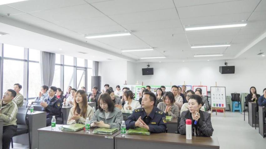主题宣传活动现场。成都东部新区综合执法局供图