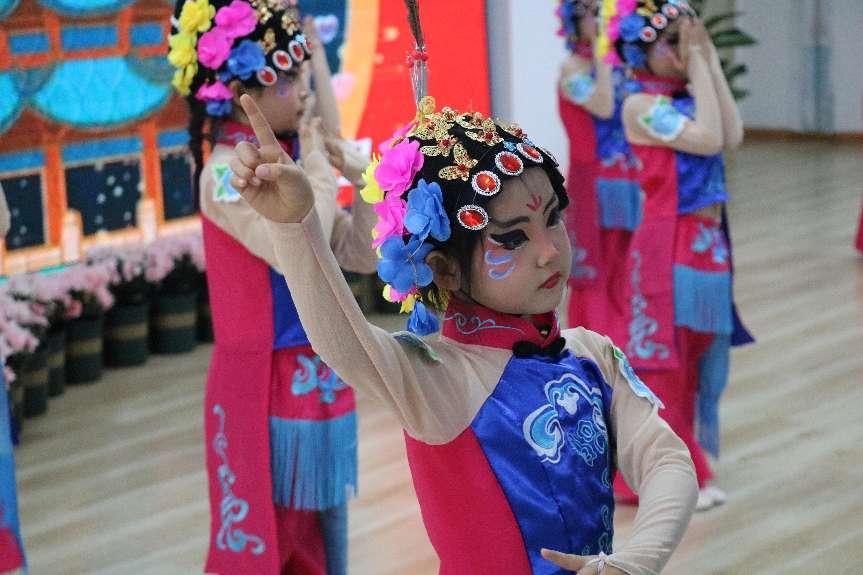 幼儿节目表演《粉墨花旦》。成都市武侯区第十七幼儿园供图
