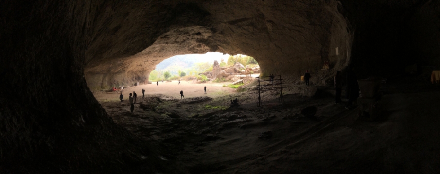 2020年，工作團隊在天台山寒岩洞，圍繞浙江省內唐詩之路進行考察和拍攝。劉唄寧攝，中國美術學院供圖