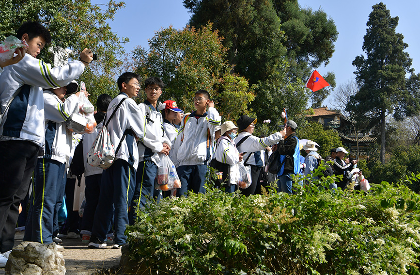 研學活動中師生們走出課堂親近大自然。石林風景名勝區管理局供圖