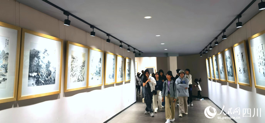 港澳师生游览中国卧龙大熊猫博物馆。实习生 欧阳古月摄