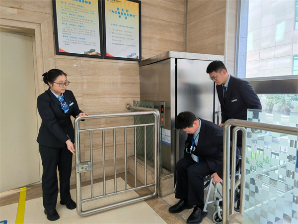 养老金融特色网点员工测试适老升降电梯。建行四川省分行供图