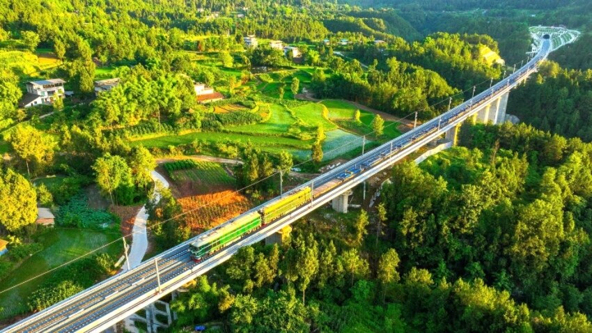 这条高铁线路预计在年内正式开通运营。中国铁路成都局供图
