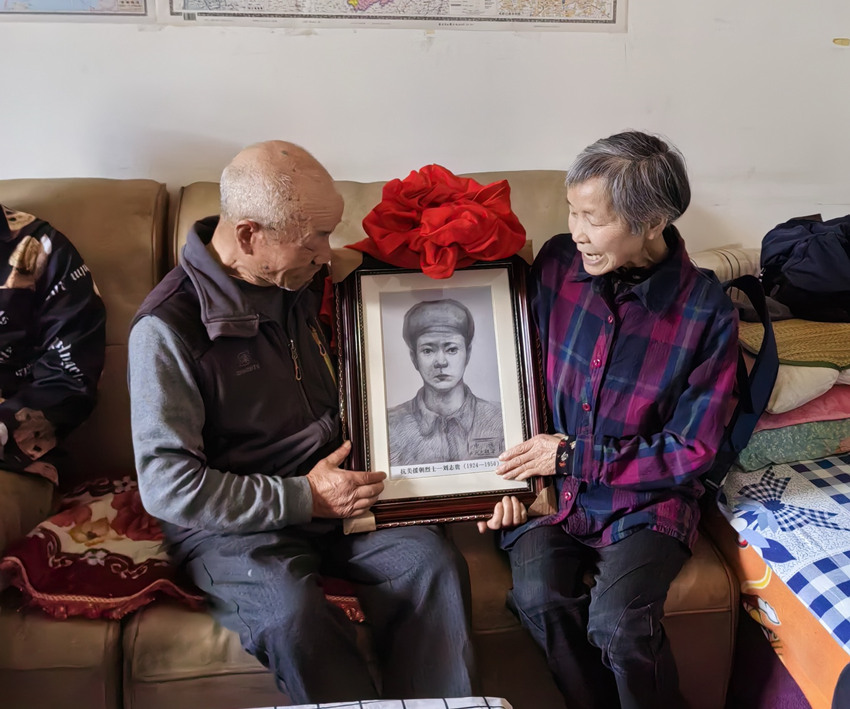 刘华琪（左）、刘华蓉（右）拿到了刘志贵烈士的画像。王茜摄