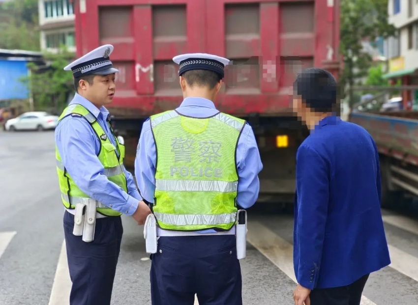 民警将宣传教育工作贯穿于执法全过程。乐山交警供图