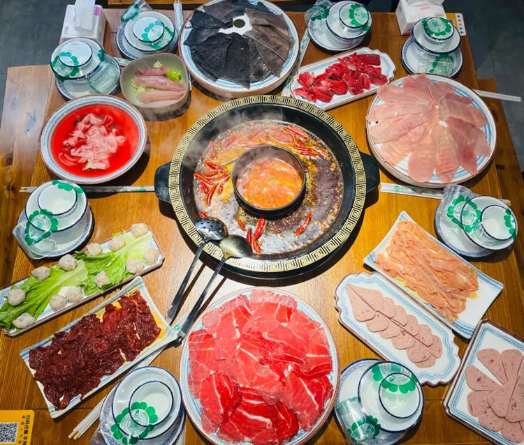 桌子上的新鲜食材。天府新区融媒体中心供图