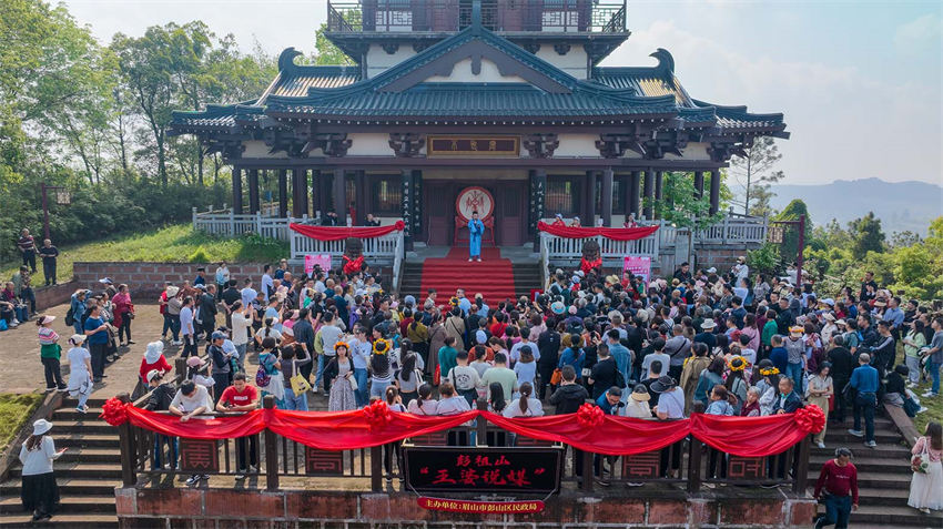 彭祖山“王婆说媒”现场活动。翁光建摄