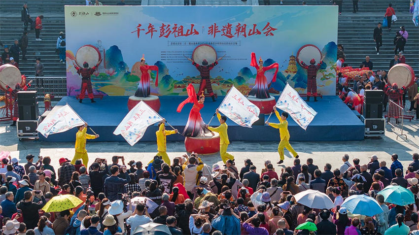 彭祖山三月三朝山会现场群众观看表演。翁光建摄