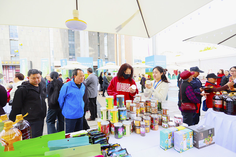 市民在食品飲料展銷匯上，選購自己喜愛的食品。四川省稅務局供圖