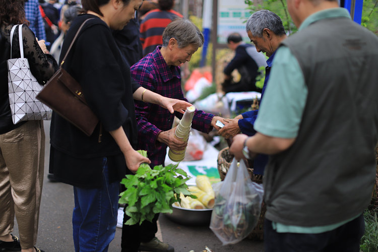 市民選購新鮮竹筍。王海濤 攝