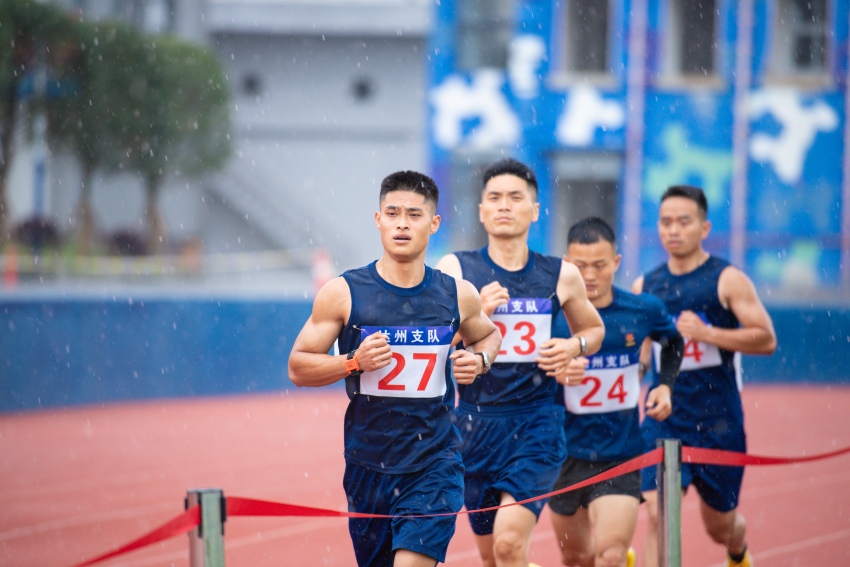 消防员在雨中进行5000米跑比赛。达州市消防救援支队供图