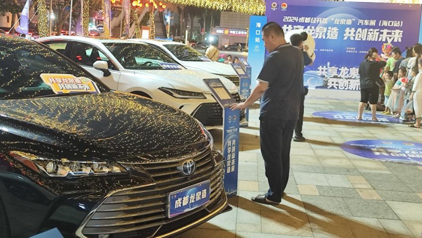 消博会上展示的“龙泉造”汽车。成都经开区商务局供图