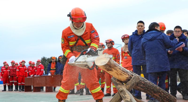 2023年12月17日瀘州市綜合應急救援支隊青年隊員參加森林扑滅火拉練比武。朱菊雲供圖