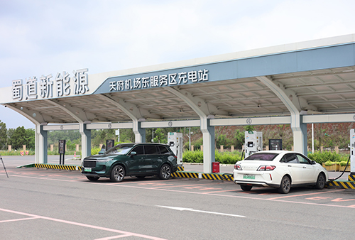 天府机场东服务区双侧充电站。中国石油四川销售公司供图