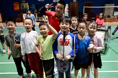 成都市少年兒童業余體育學校，小朋友們在羽毛球館訓練