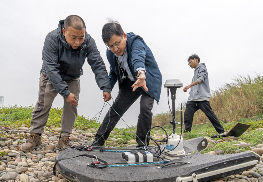 3月19日，科研人员用多普勒测速仪测量水的流速和产卵场地形。寇睿摄 江安县融媒中心提供