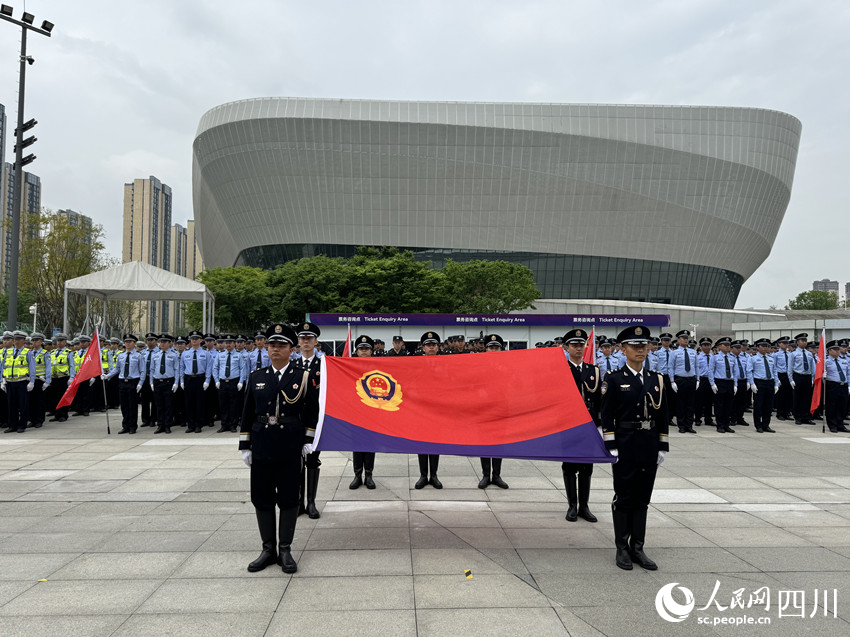 420余名民辅警代表参加了誓师大会。人民网 王凡摄