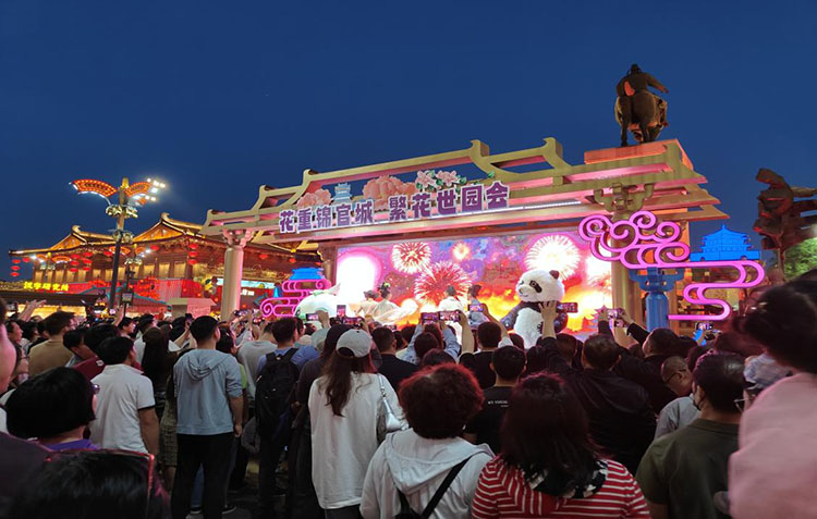 市民游客观看推介会。成都市文旅局供图