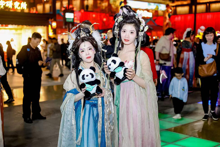 市民游客与“熊猫”打卡。成都市文旅局供图