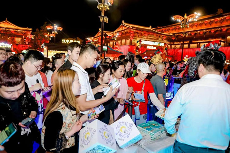 展台前的市民游客。成都市文旅局供图