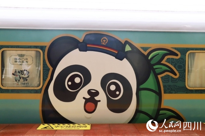 列车上随处可见熊猫元素。人民网记者郭莹摄