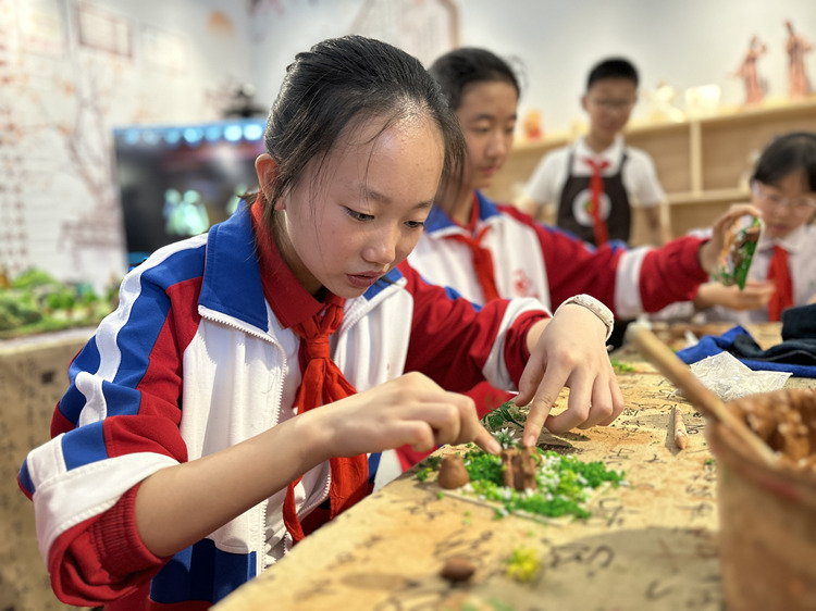 同学们现场做陶艺。青羊区教育局供图