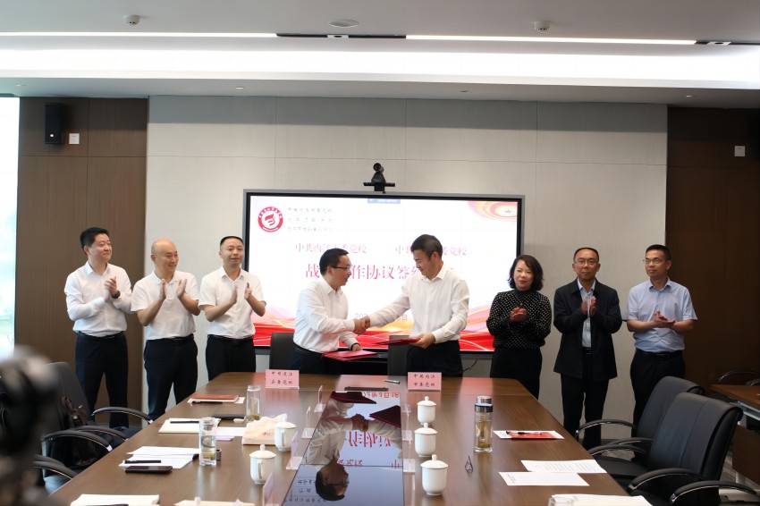 战略合作签约仪式。通江县委宣传部供图