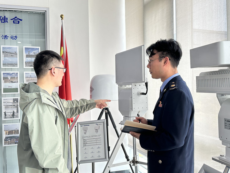 空域科技工作人员向天府新区局干部介绍雷达系列设备。成都市税务局供图