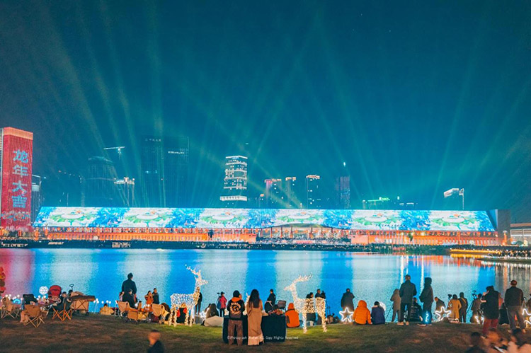 市民在秦皇湖岸邊觀看“天府之檐”電子大屏。天府新區融媒體中心供圖