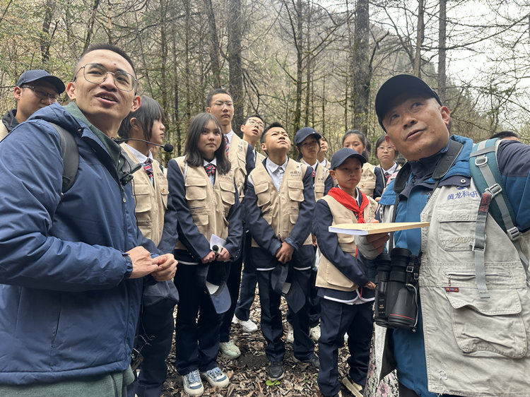 專家現場為孩子們講解熊貓的生存環境。黃管局供圖