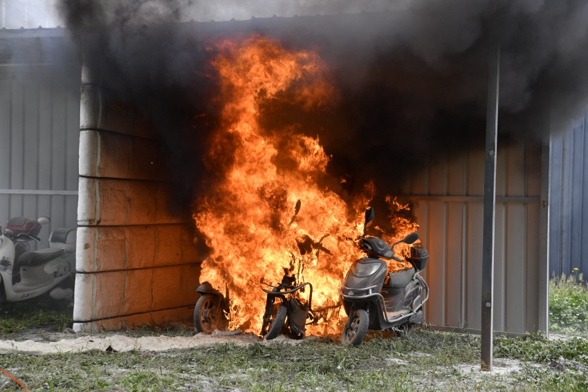 实验现场干粉灭火区电瓶车猛烈燃烧阶段。四川省消防救援总队供图