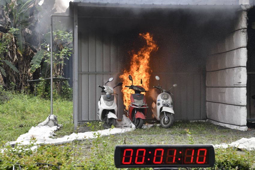 实验现场简易喷淋系统电瓶车猛烈燃烧阶段。。四川省消防救援总队供图