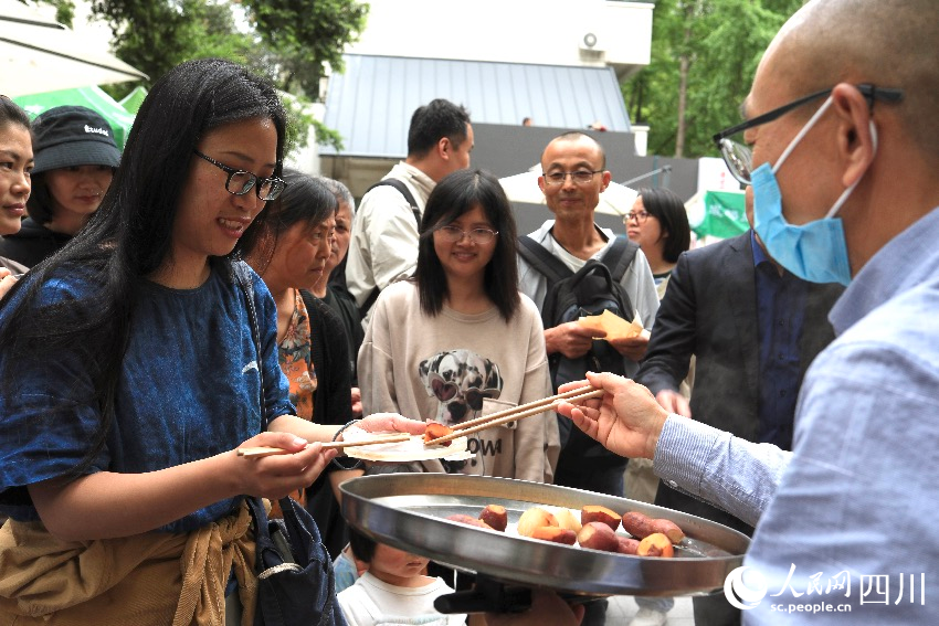 市集上的人们。人民网记者 朱虹摄