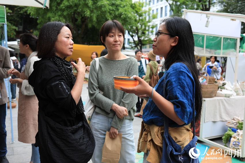 市集上的人們。人民網記者 朱虹攝