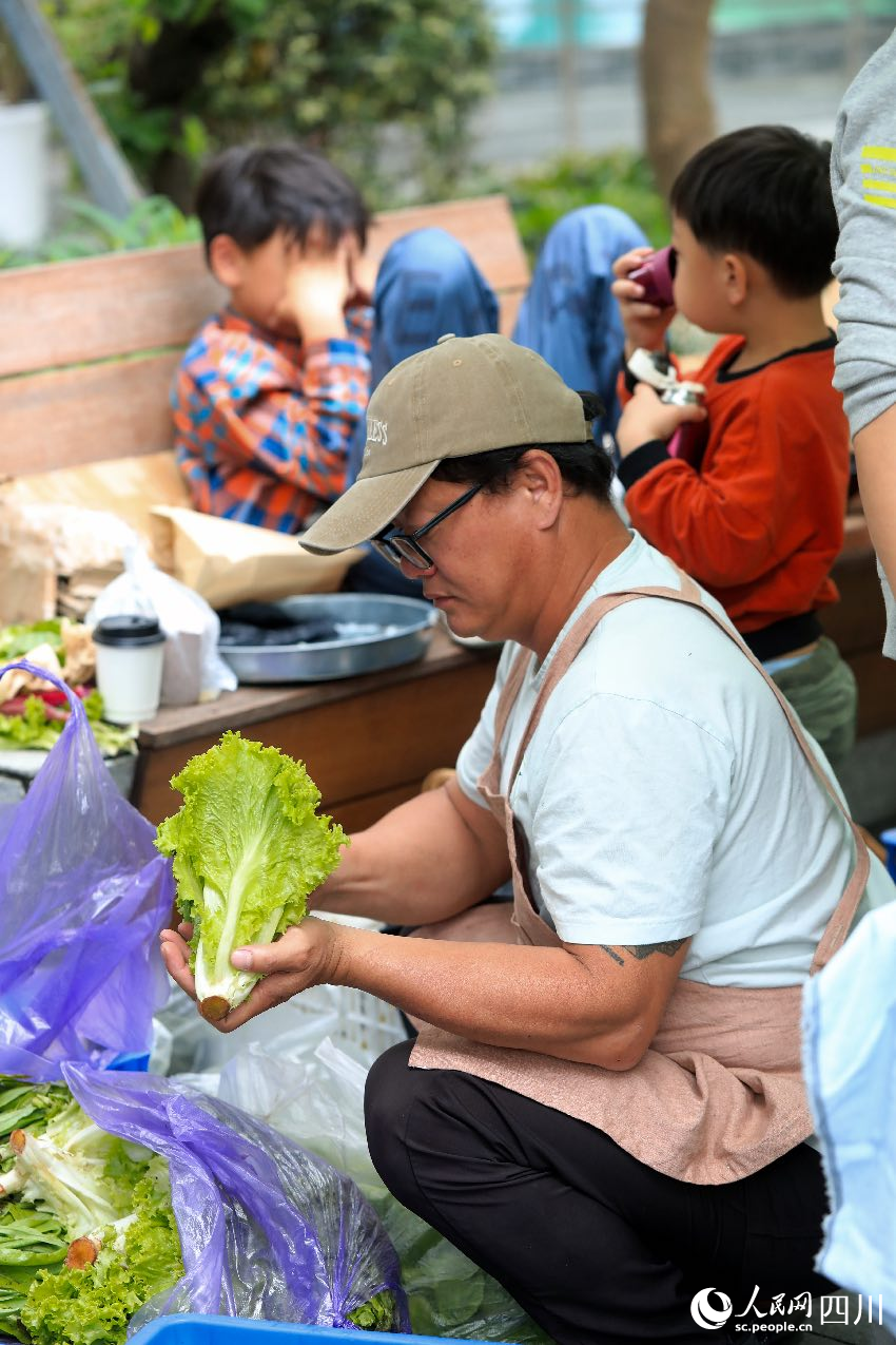 “成都生活市集”一角。人民网记者 朱虹摄