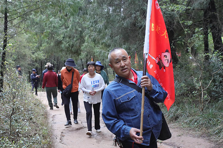 老年徒步團在古蜀道徒步。高志農攝
