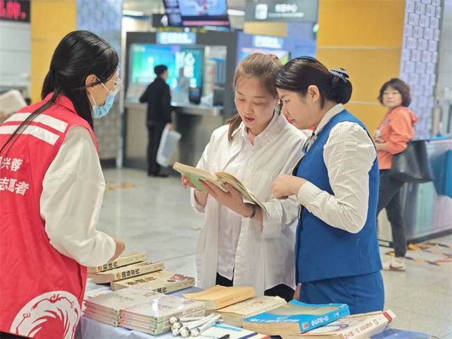 成都地铁乘客与骡马市站工作人员交流分享读书心得。成都轨道集团供图
