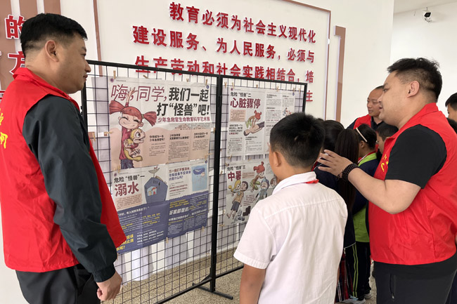 讲解宣传海报。曾莉供图