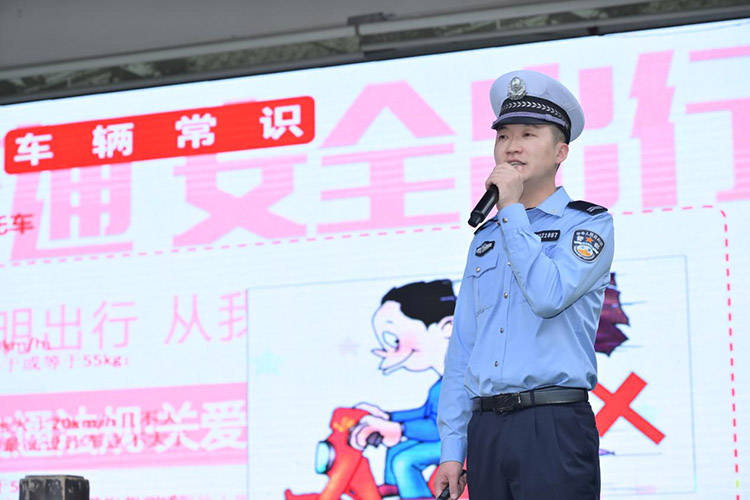 交警对文明出行规范进行培训。青羊区教育局供图