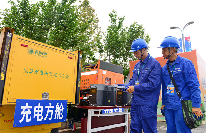 4月23日，在成都世园会主会场，国网成都供电公司保电人员对“电力应急岛”充电方舱充电设备进行检查测试。陈翔摄