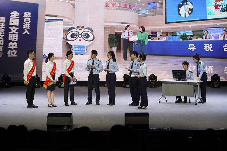 书籍分享现场。成都市税务局供图