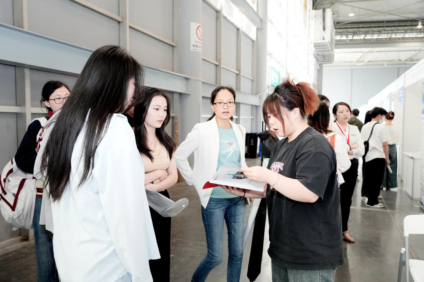 向求职者发送招聘资料。主办方供图