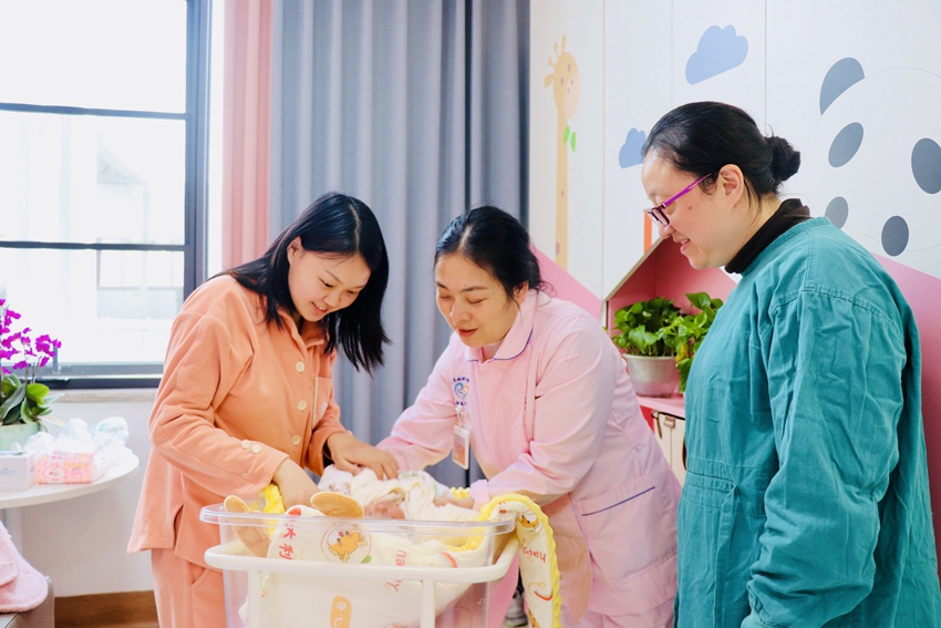 天府院区母子病房，专属的医护团队会为产妇及宝宝提供24小时无间断的优质服务。医院供图