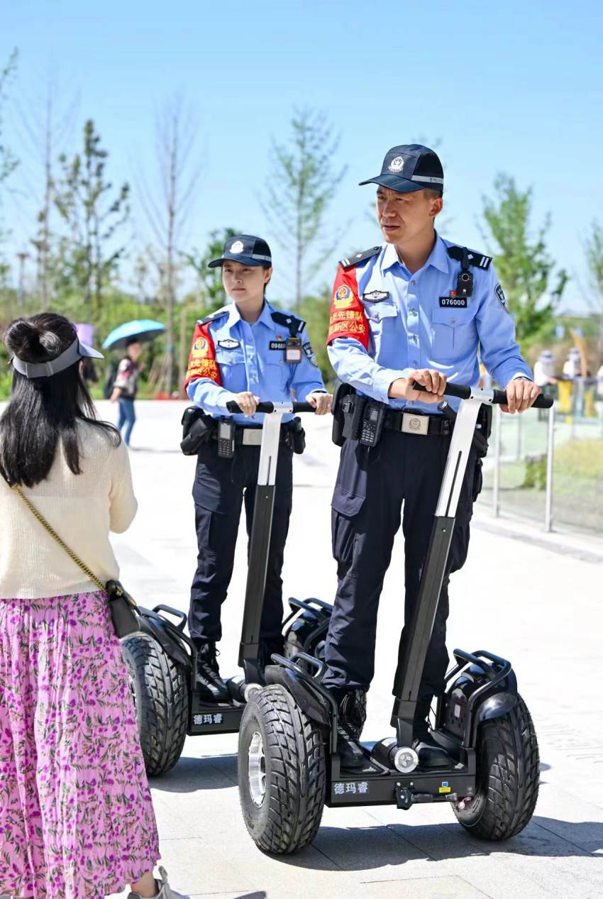 民警正在执行成都世园会安保工作。成都公安供图