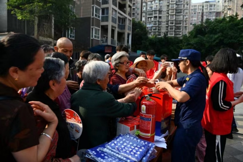 培训现场，市民积极参加有奖知识竞答。德阳市消防救援支队供图