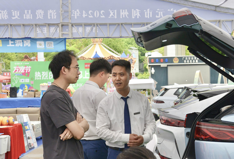 市民挑选新汽车。雍金萍供图