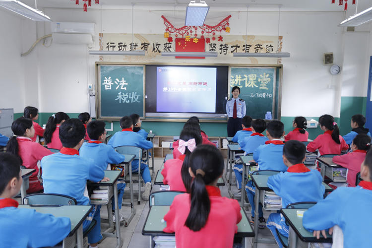成都市新都区税务局在成都市三原外国语学校开展青少年普法活动。四川省税务局供图